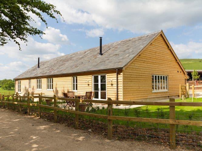 Chisel Barn With Shepherds Hut