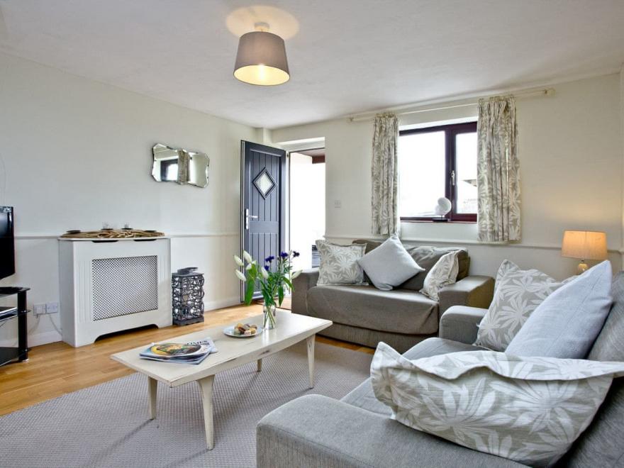 Cwtch Cottage - East Thorne