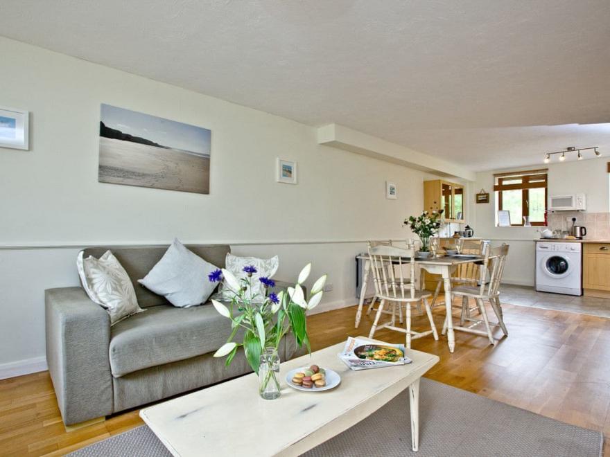 Cwtch Cottage - East Thorne