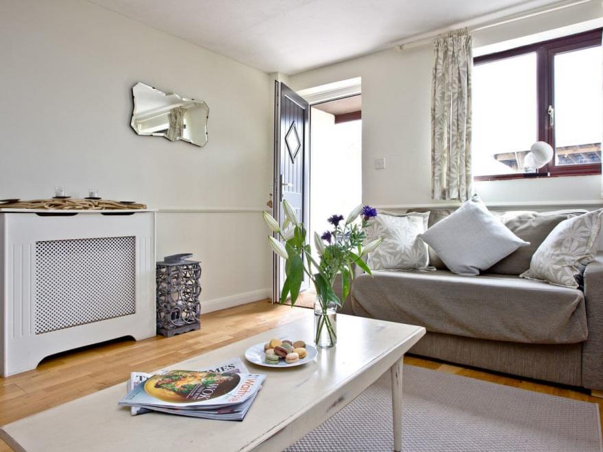 Cwtch Cottage - East Thorne