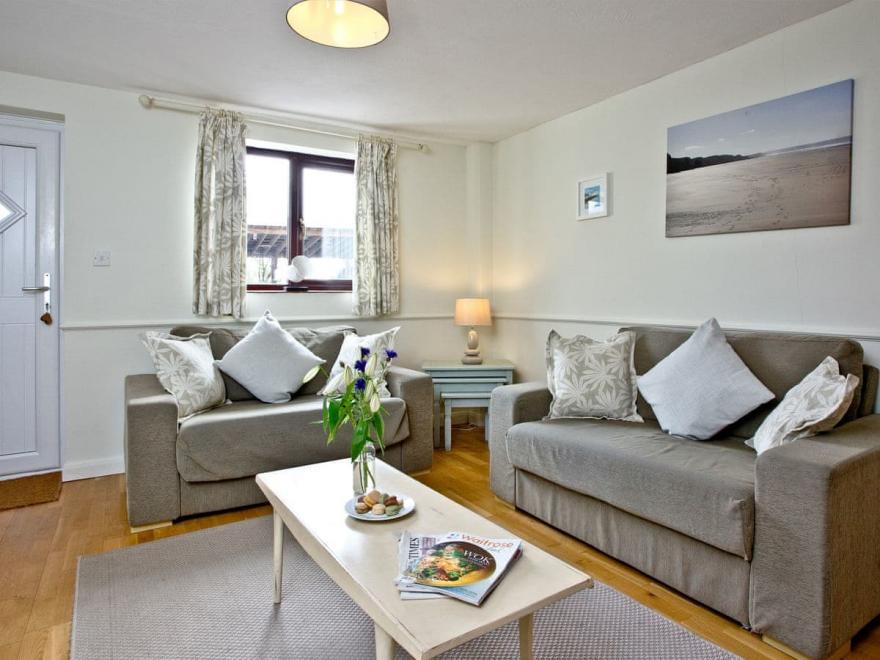 Cwtch Cottage - East Thorne