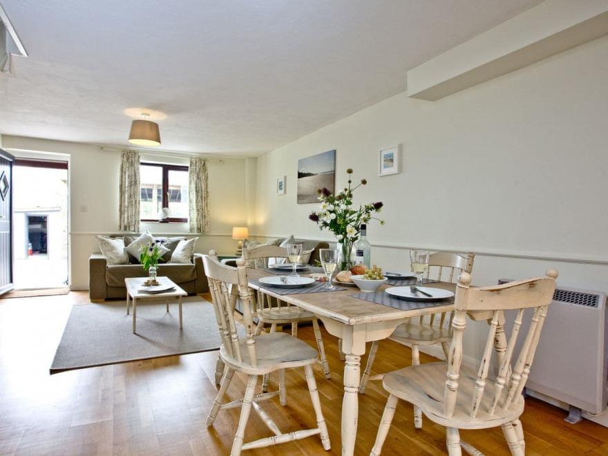 Cwtch Cottage - East Thorne