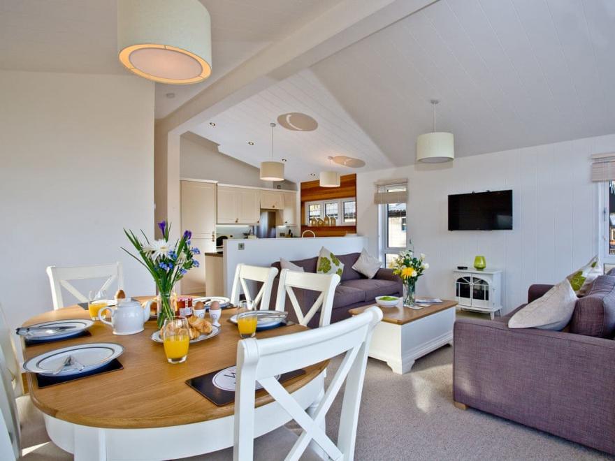 Drake Lodge - Lakeview Manor