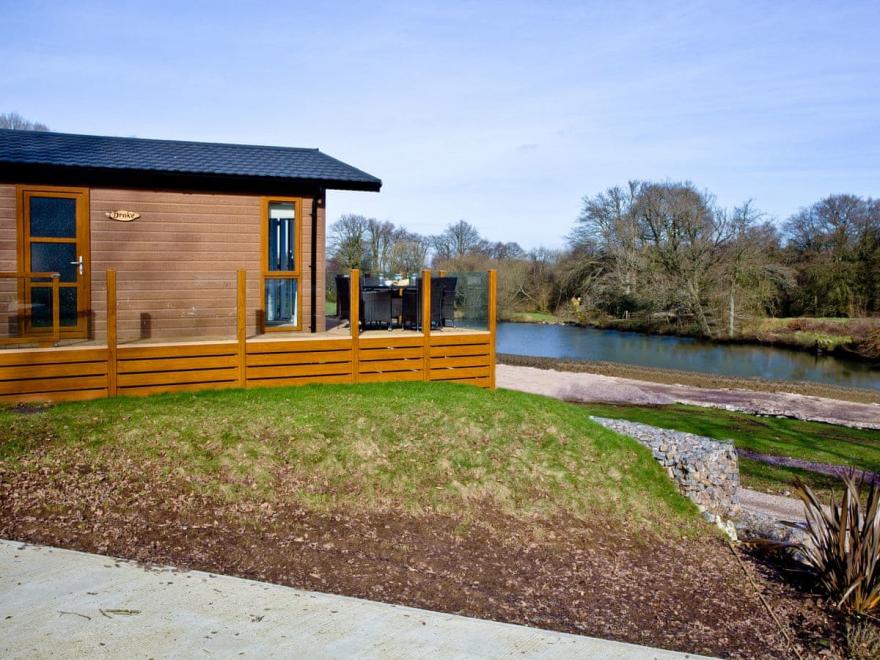 Drake Lodge - Lakeview Manor