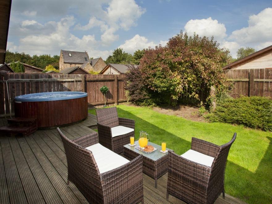 Hornblower Lodge - Riverside Lodges