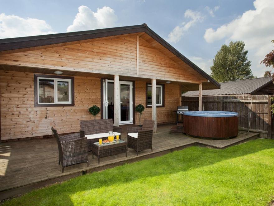 Hornblower Lodge - Riverside Lodges