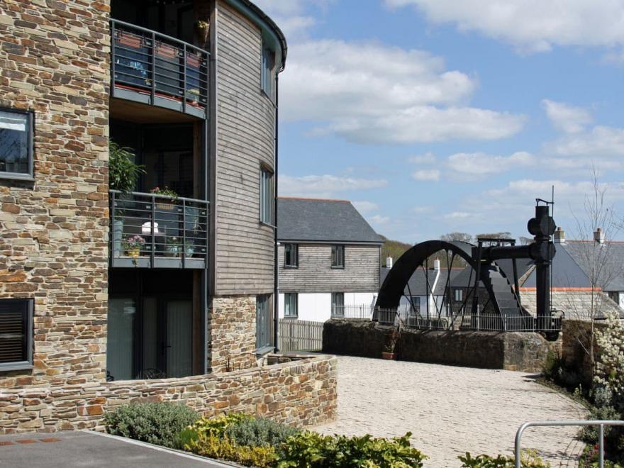 3 Waterwheel Apartment