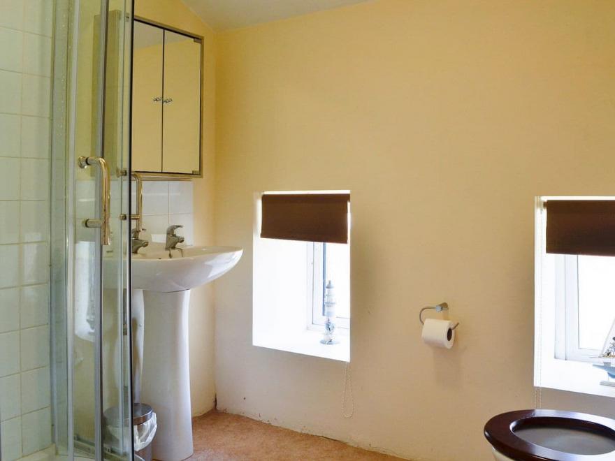 Rowan Cottage - UK10249