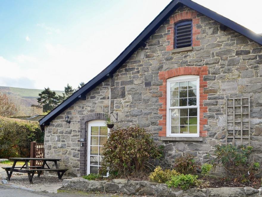 Rowan Cottage - UK10249