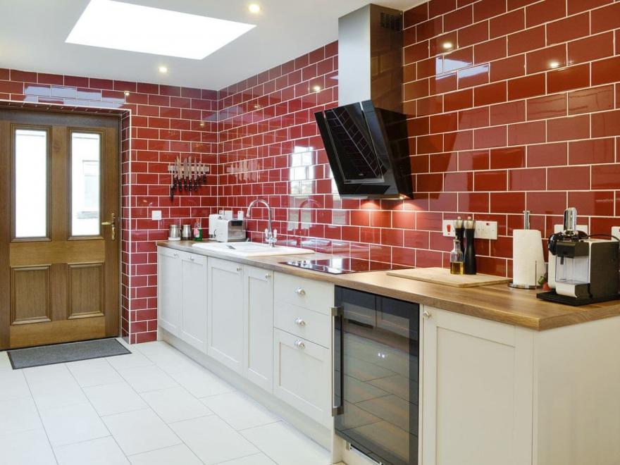 Courtyard Cottage - UK10542