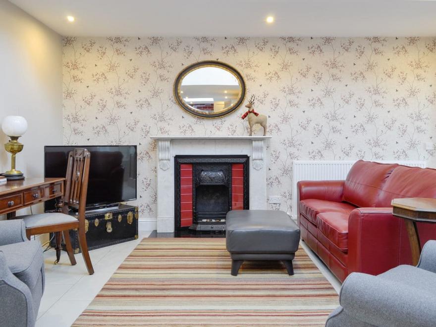 Courtyard Cottage - UK10542