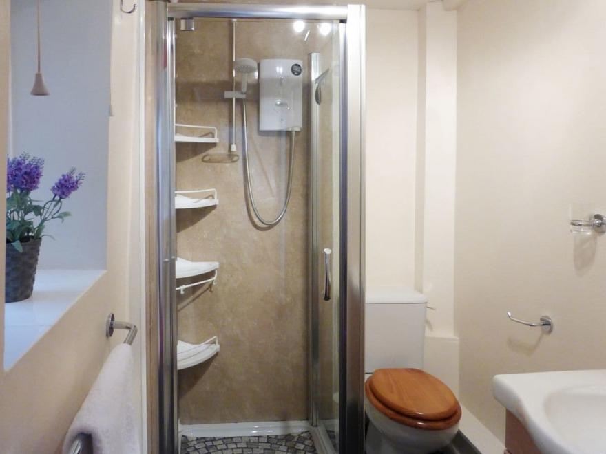 Salmon Apartment UK10592