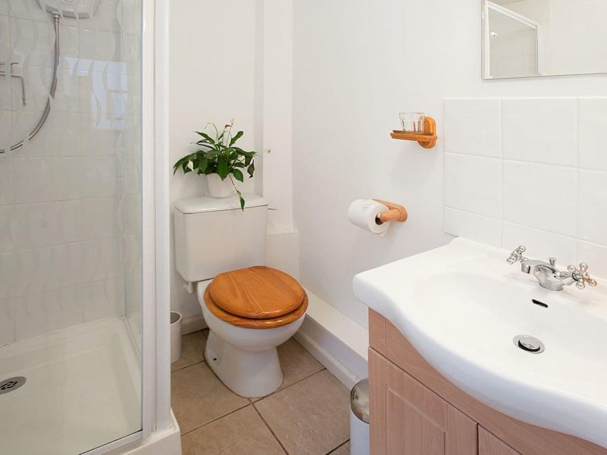 Salmon Apartment UK10592