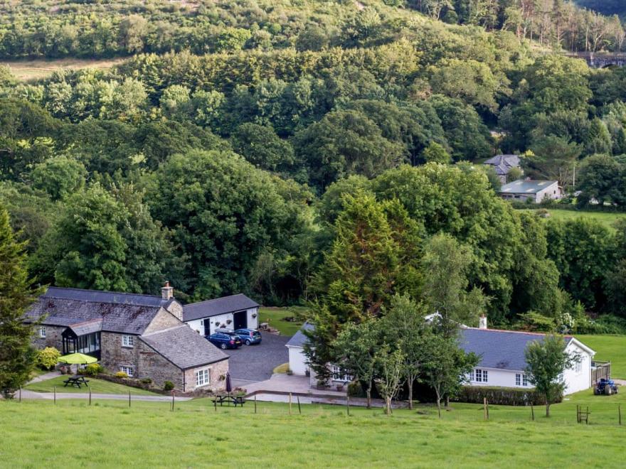 Salmon Apartment UK10592