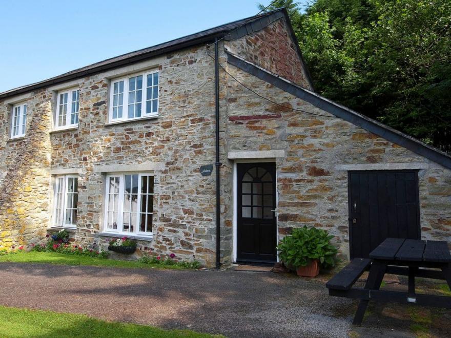 Salmon Apartment UK10592