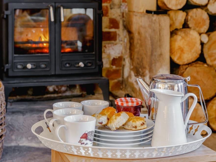 Bumble Bee Cottage - UK10800