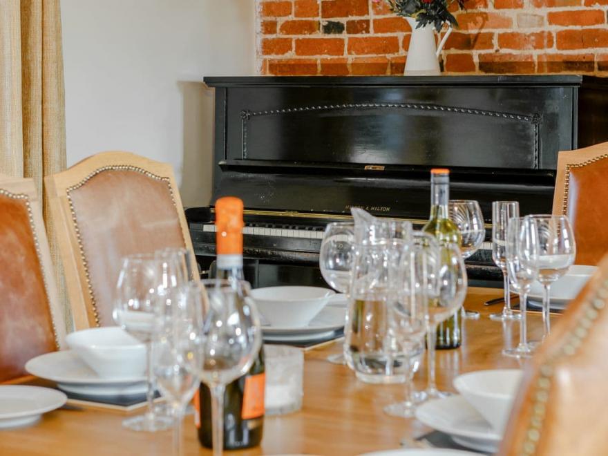 Bumble Bee Cottage - UK10800