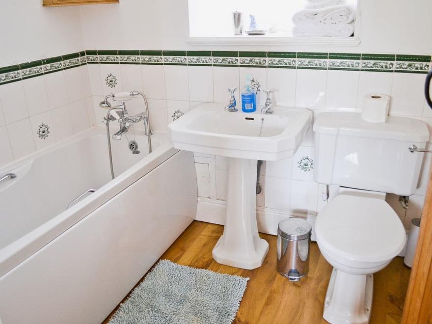 Honeysuckle Cottage - UK2619