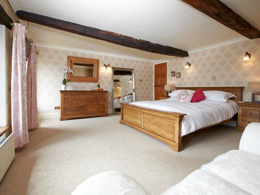 The Farmhouse - UK4188