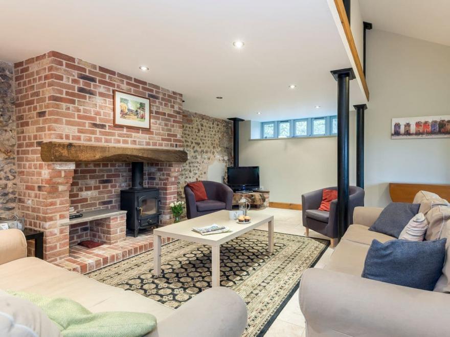 The Straw House - UKC3676