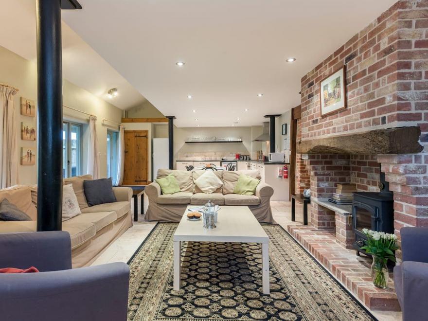 The Straw House - UKC3676