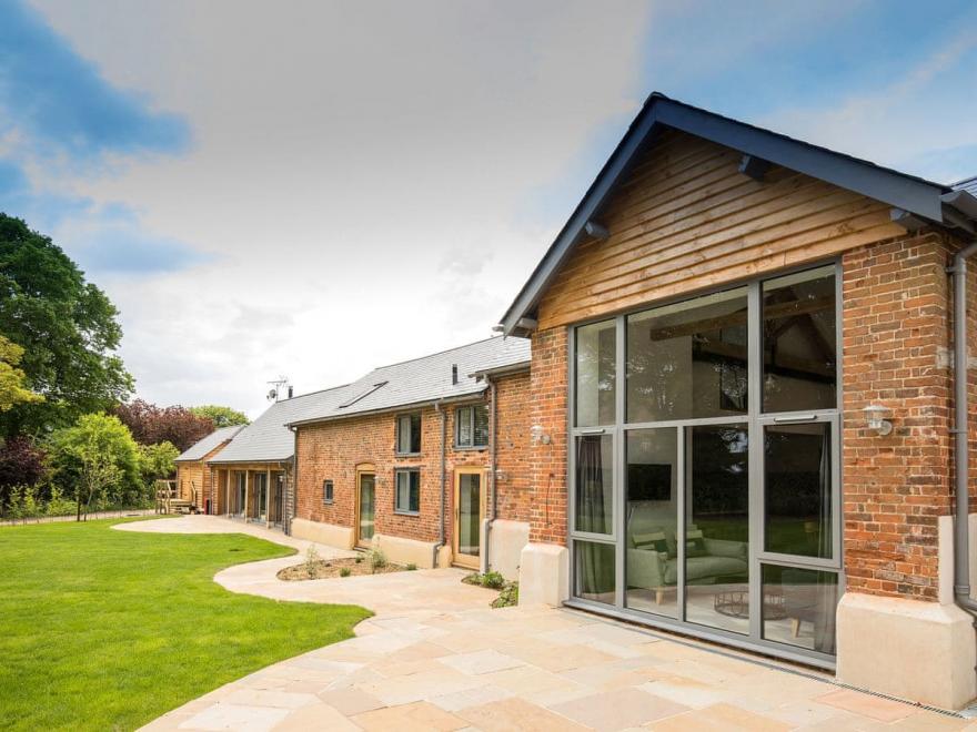 The Cart Shed - UKC3898