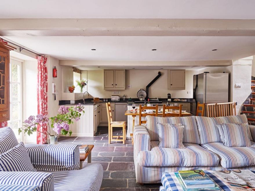 Coach House - UKC3967