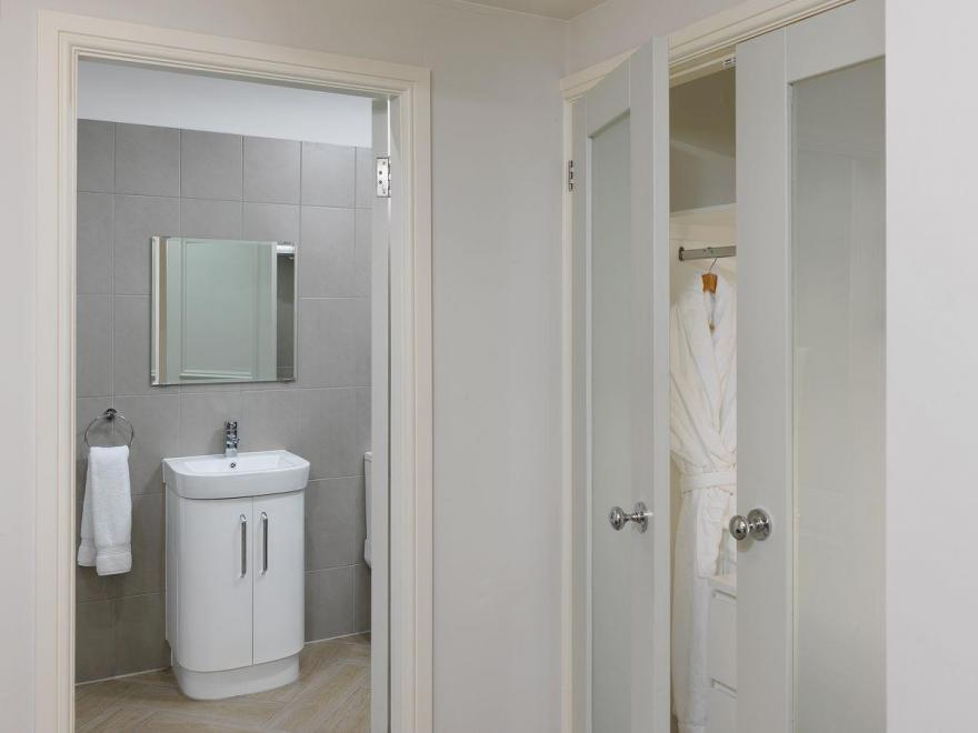 Paramount Apartments 4 - UKC420