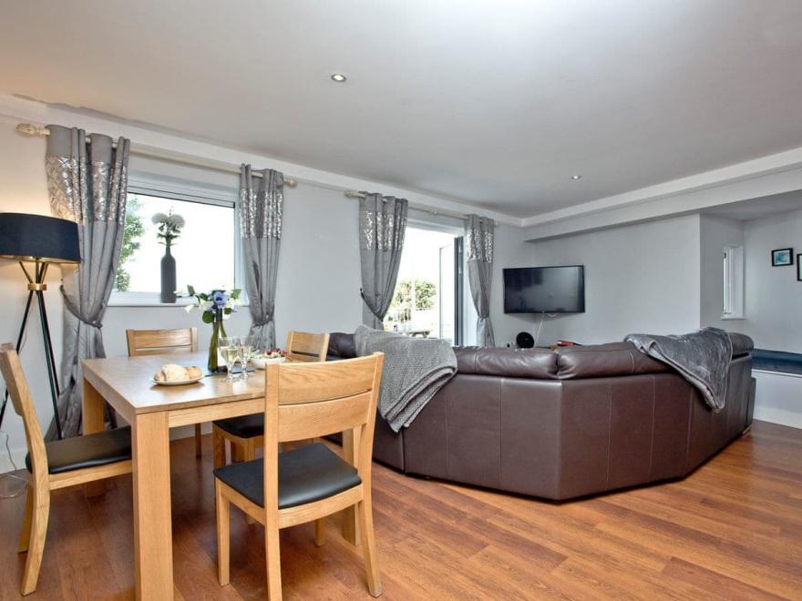 Apartment 2, Ocean 1