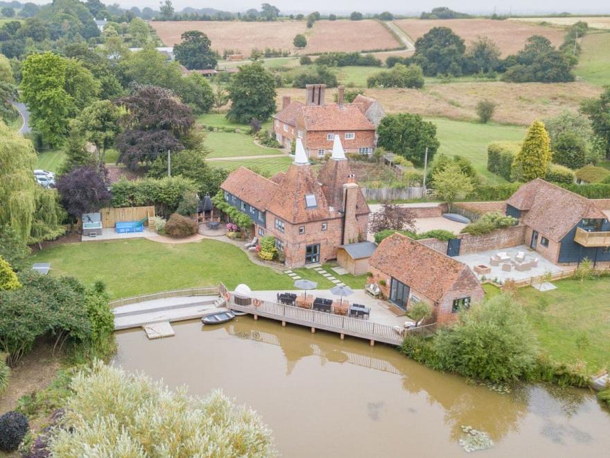 Hornes Place Oast & Barn