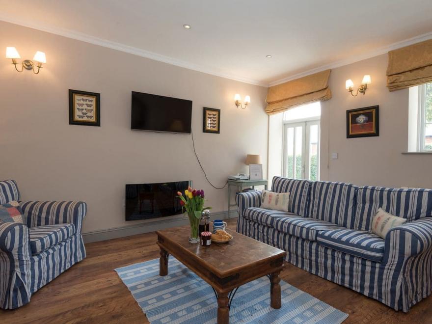 No.1 Meynell Mews - UK11320