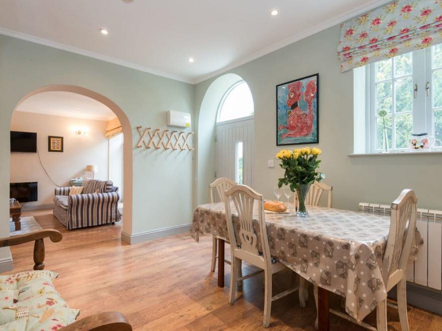 No.1 Meynell Mews - UK11320