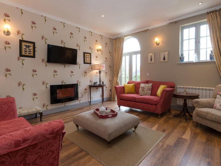 No.2 Meynell Mews - UK11365