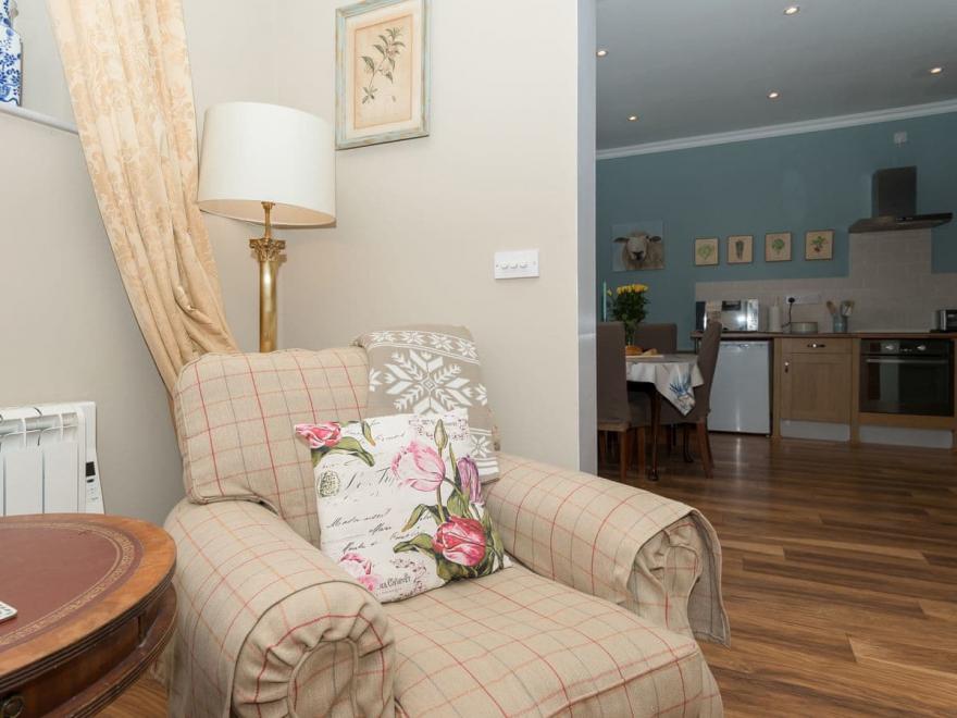 No.2 Meynell Mews - UK11365