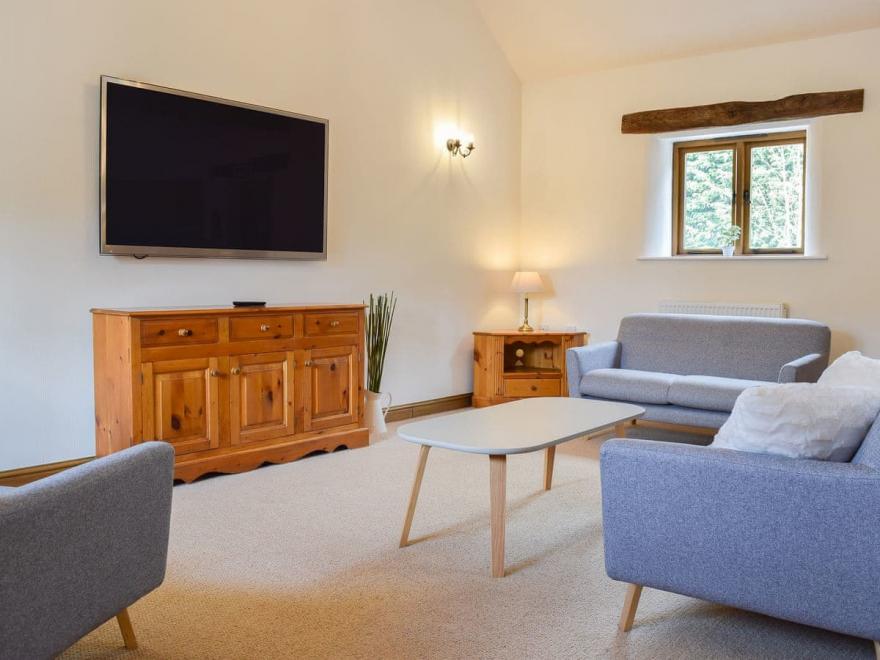 Honeysuckle Cottage-UK11372