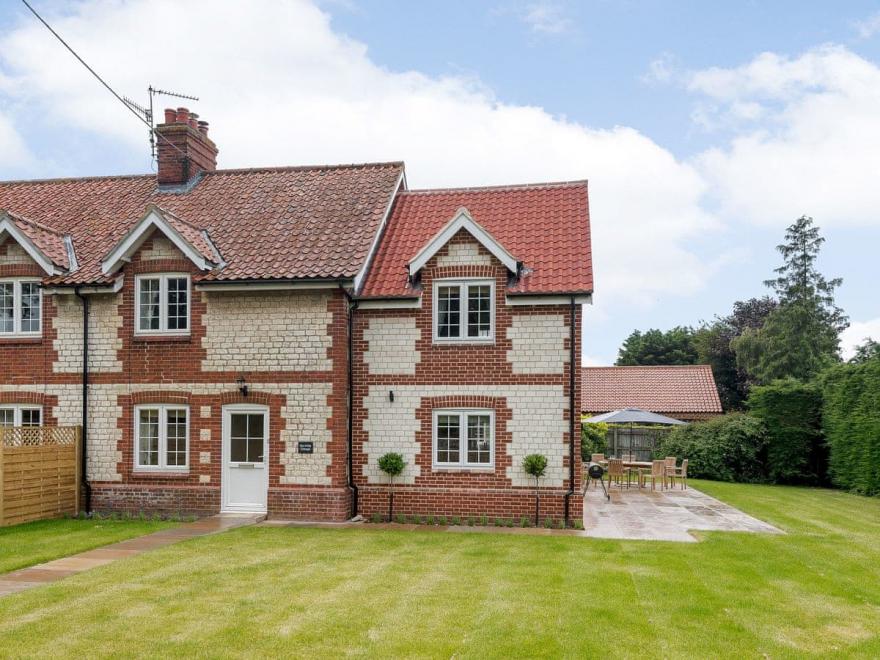 Sea Holly Cottage-UK11931