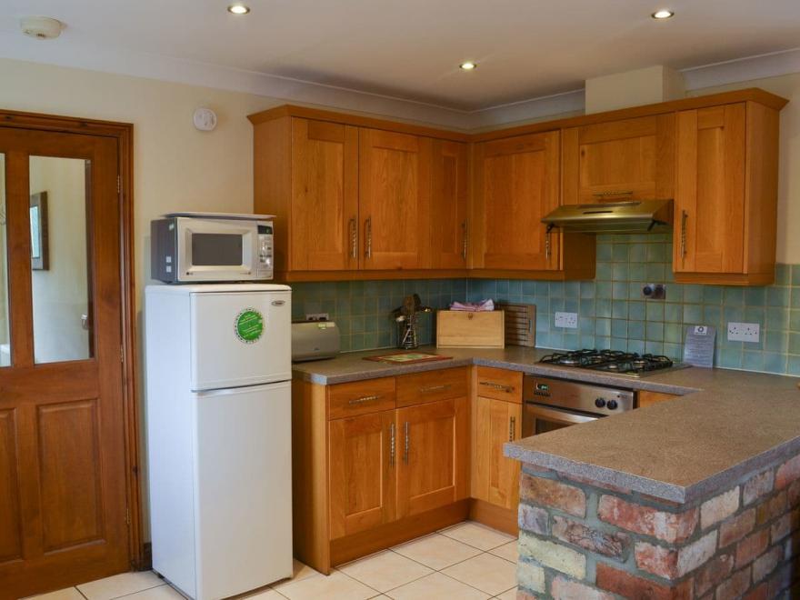 Walnut Cottage - UK12040