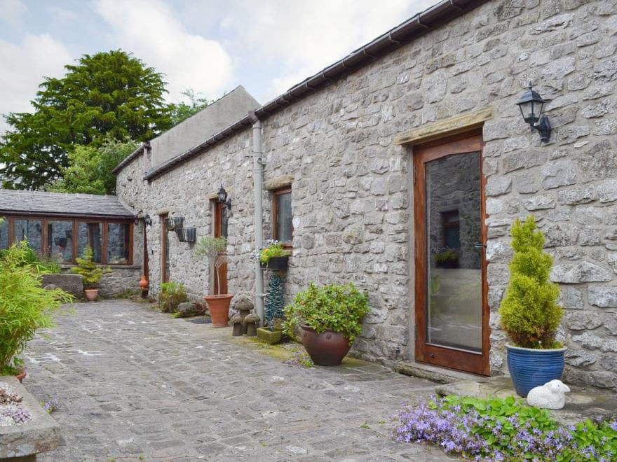 Courtyard Cottage At Dam Hall Barn