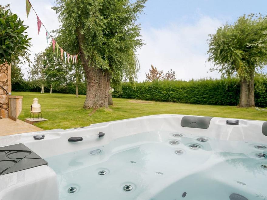 Under Willows - UK12608