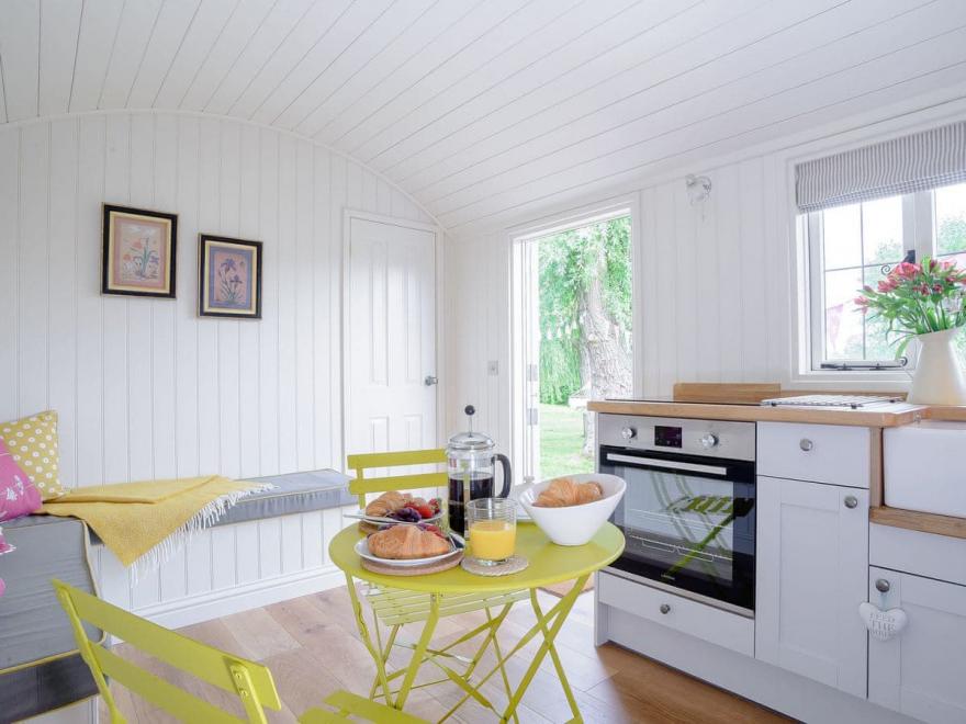 Under Willows - UK12608