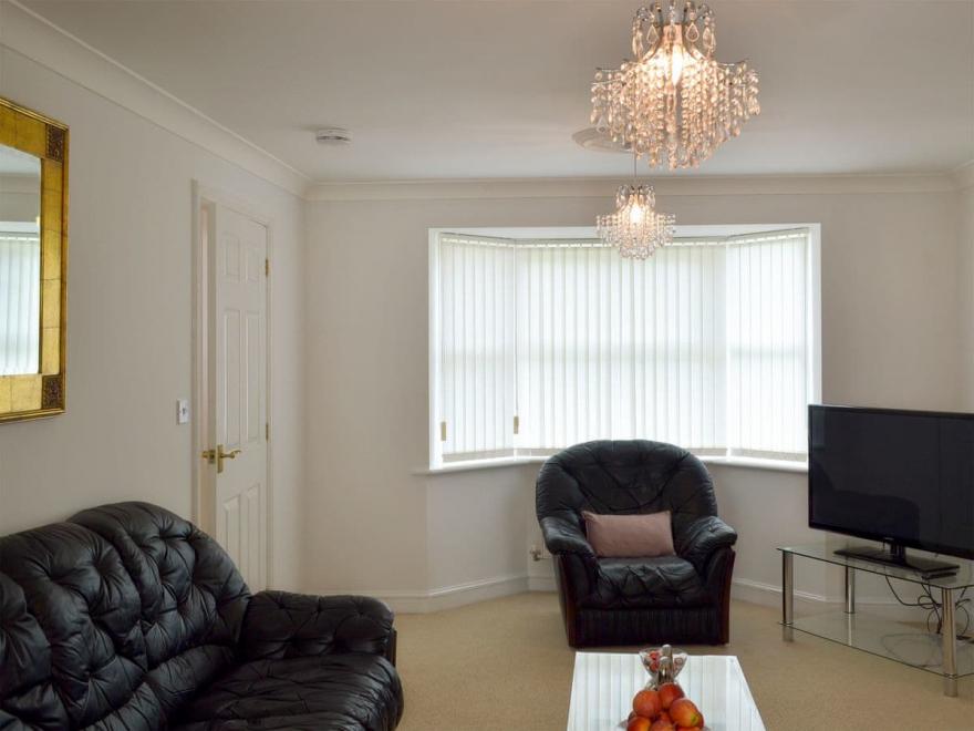 Sunflower House-UK12769