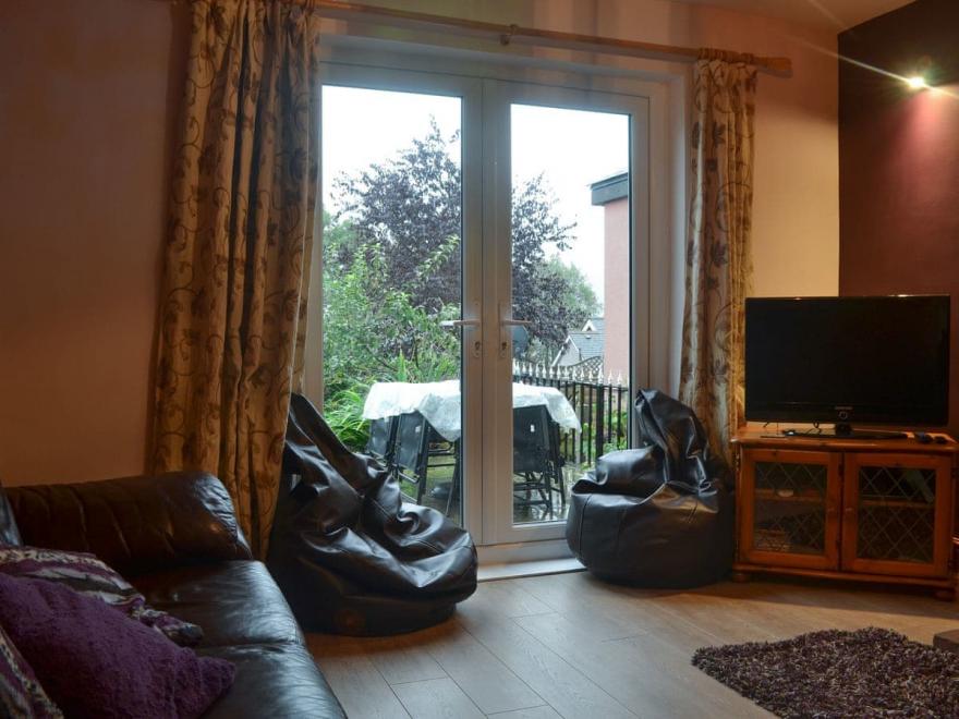 Cosy Hillside Cottage