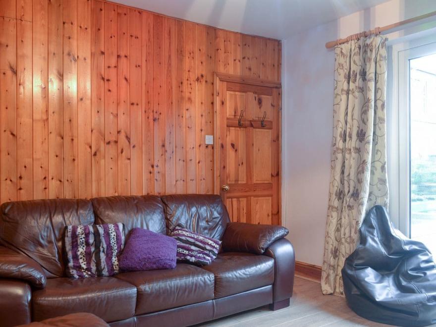 Cosy Hillside Cottage