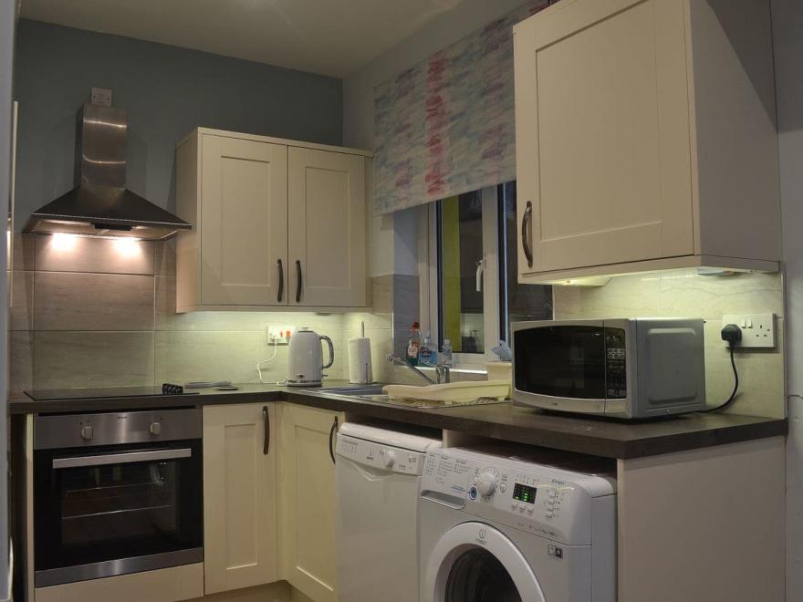 Cosy Hillside Cottage