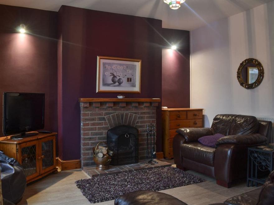 Cosy Hillside Cottage