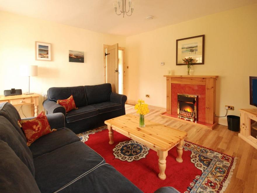 Honeysuckle Cottage - UK13169