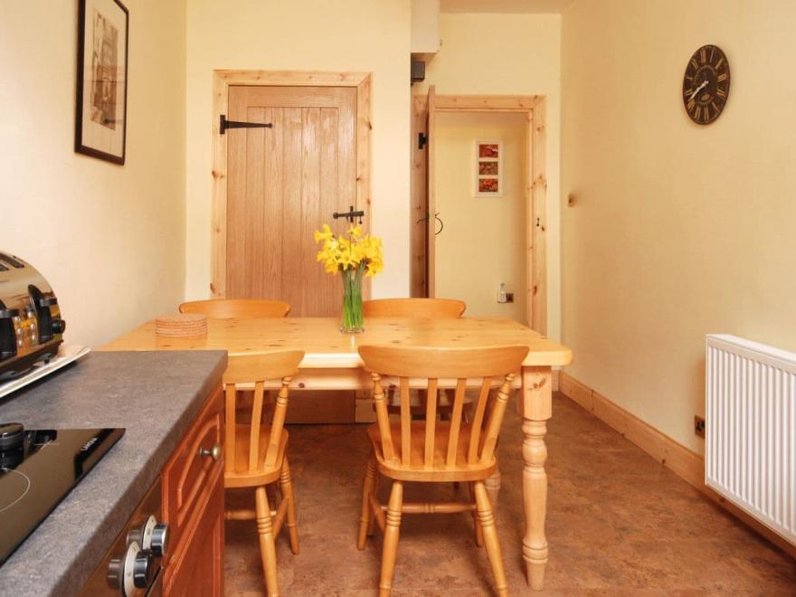 Honeysuckle Cottage - UK13169