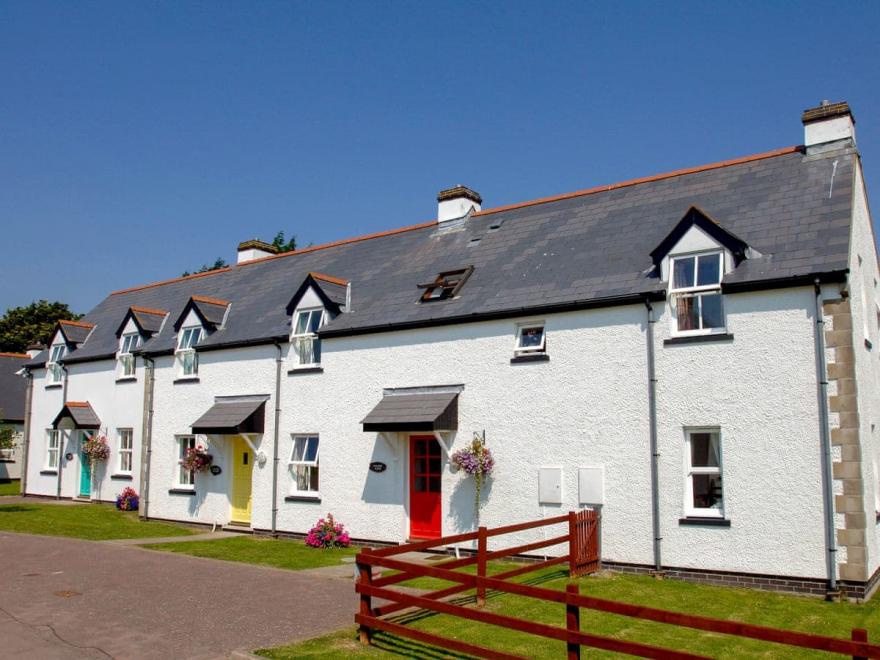 Dolphin Cottage - UK6733