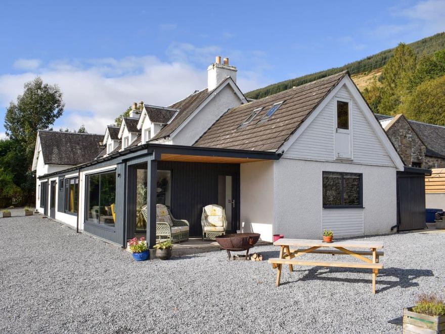 The Farmhouse - UK7046