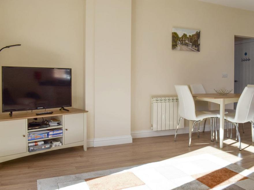 Fir Apartment-UKC3964